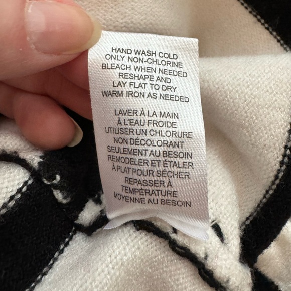 TAHARI Black & White Pullover Stripe Sweater w/ Thick Stitch Decal - Large - Picture 10 of 11